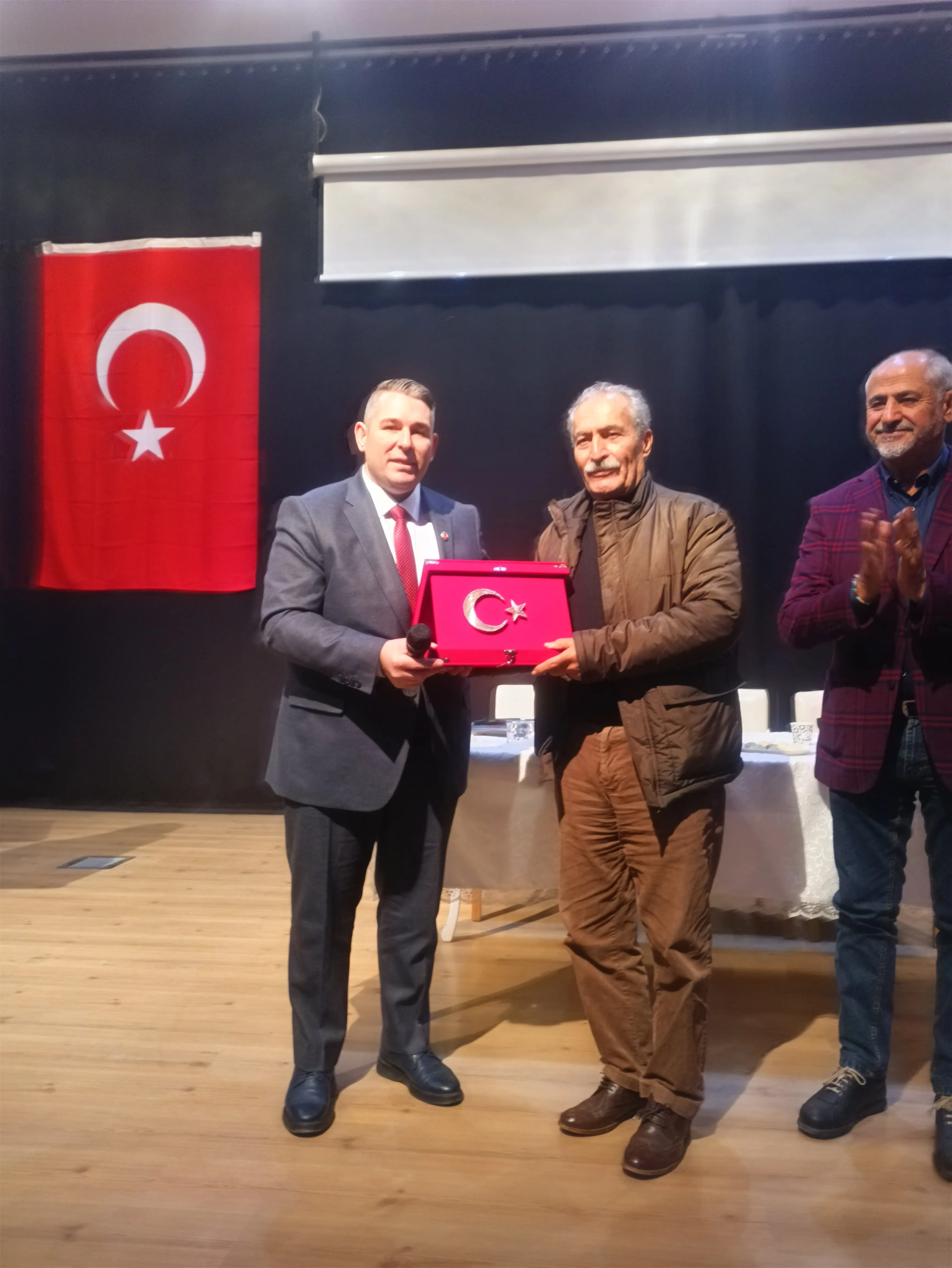 CHP’li İsmail Karabel’in öncülüğünde Menderes’te düzenlenen panelde sol hareketin tarihi ve geleceği ele alındı. Etkinlik, ilçede siyasi bilincin artırılmasında önemli rol oynadı.