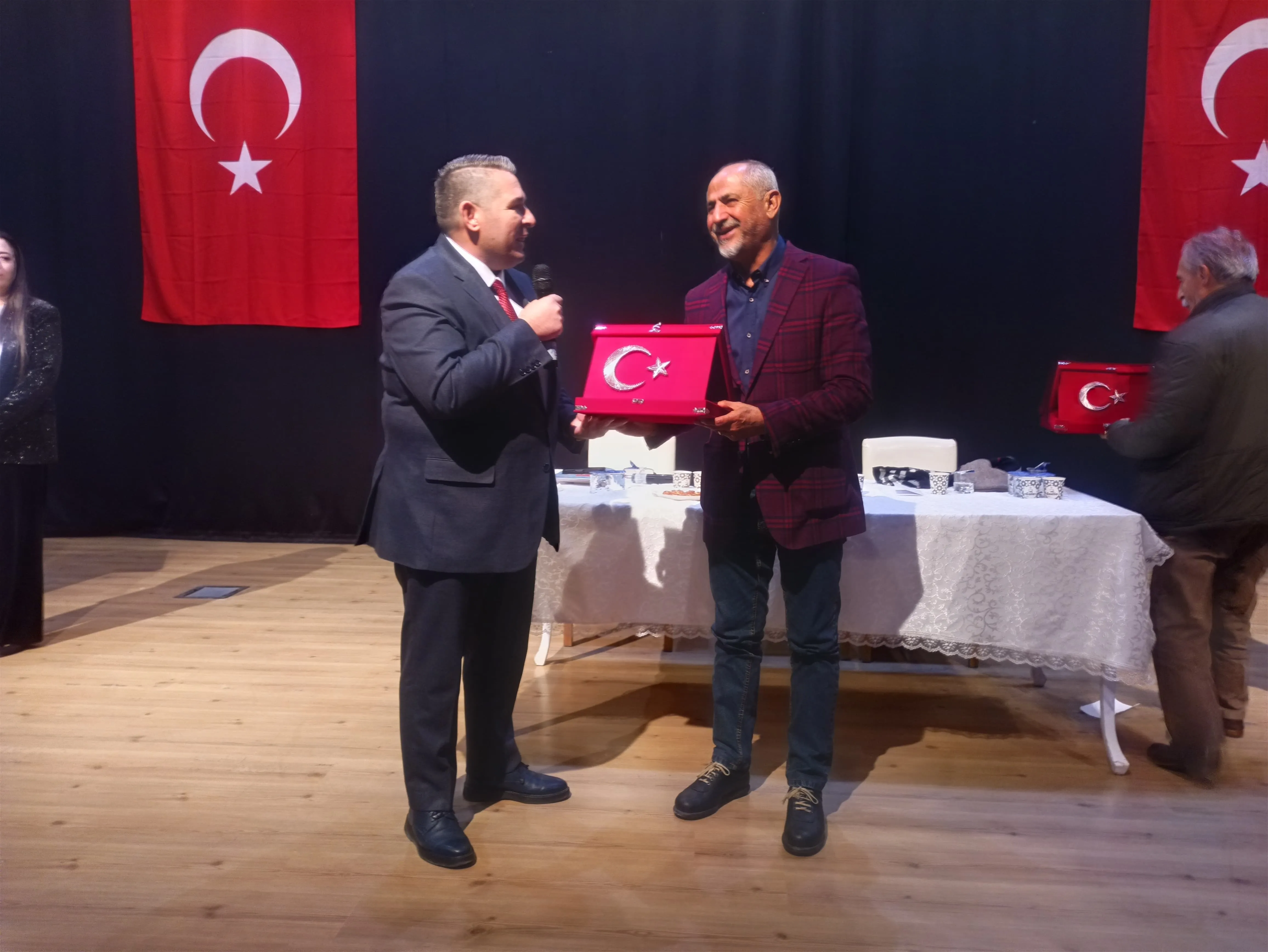 CHP’li İsmail Karabel’in öncülüğünde Menderes’te düzenlenen panelde sol hareketin tarihi ve geleceği ele alındı. Etkinlik, ilçede siyasi bilincin artırılmasında önemli rol oynadı.