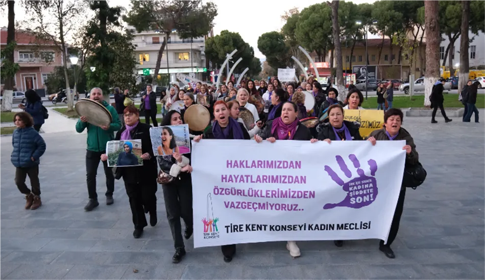 Tire'de düzenlenen büyük kadın yürüyüşüyle erkek şiddeti lanetlendi. Kadınlar, İstanbul Sözleşmesi'nin önemini vurgulayarak, şiddetsiz bir yaşam için mücadele etmeye devam edeceklerini belirtti.