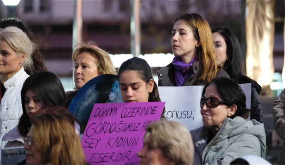 Tire'de düzenlenen büyük kadın yürüyüşüyle erkek şiddeti lanetlendi. Kadınlar, İstanbul Sözleşmesi'nin önemini vurgulayarak, şiddetsiz bir yaşam için mücadele etmeye devam edeceklerini belirtti.