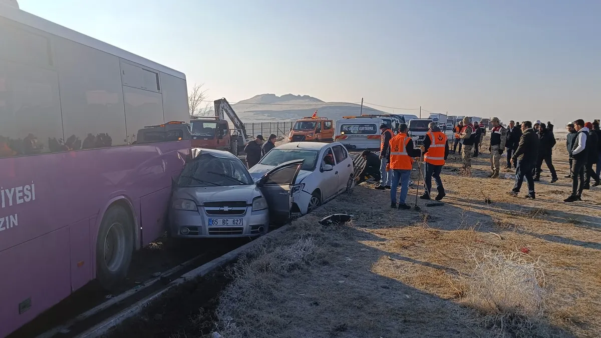 Van'ın Erciş ilçesinde sabah saatlerinde meydana gelen zincirleme kazada 2 kişi hayatını kaybetti, 40'tan fazla kişi yaralandı. Sis ve buzlanma, kazaların başlıca nedeni olarak gösterildi.