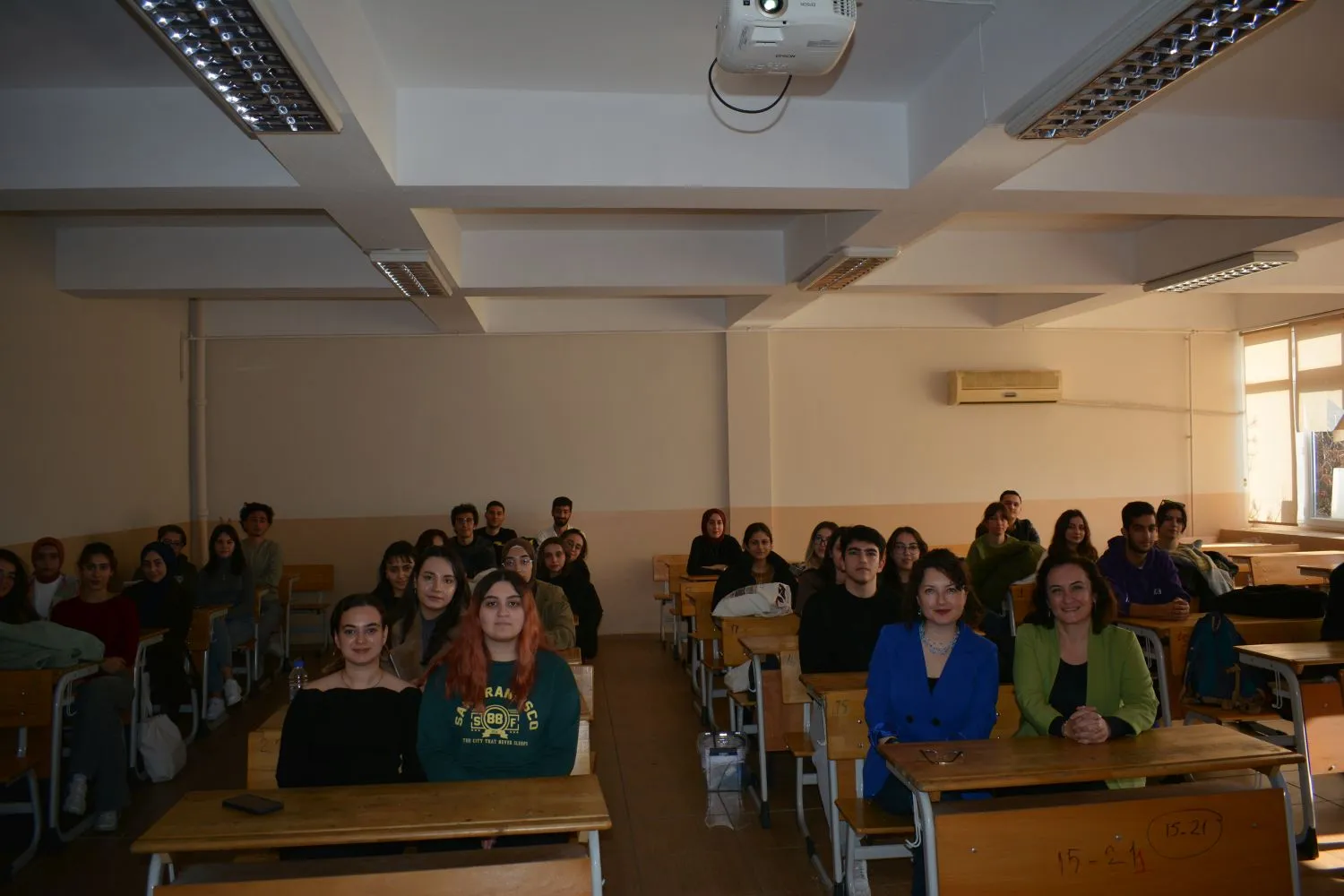 Ege Üniversitesi Ziraat Fakültesi'nde düzenlenen seminere katılan öğrenciler, etkili sunum teknikleri hakkında detaylı bilgi aldı. 