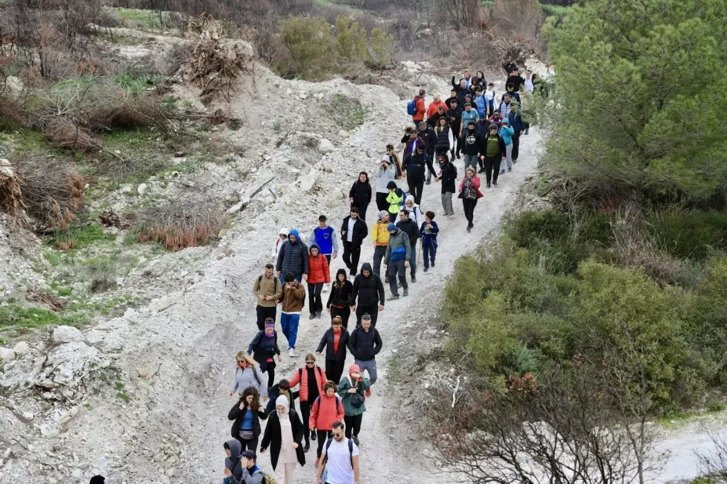 Aliağa, doğa yürüyüşü ve atlı gösterilerle dolu bir hafta sonuna ev sahipliği yaptı. Yüzlerce doğa tutkunu, Myrina Antik Kenti'nden Alia Park'a uzanan 5 kilometrelik doğa yürüyüşüne katıldı.