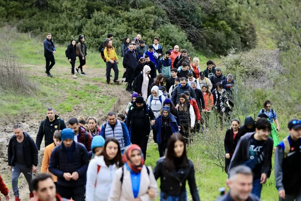 Aliağa, doğa yürüyüşü ve atlı gösterilerle dolu bir hafta sonuna ev sahipliği yaptı. Yüzlerce doğa tutkunu, Myrina Antik Kenti'nden Alia Park'a uzanan 5 kilometrelik doğa yürüyüşüne katıldı.