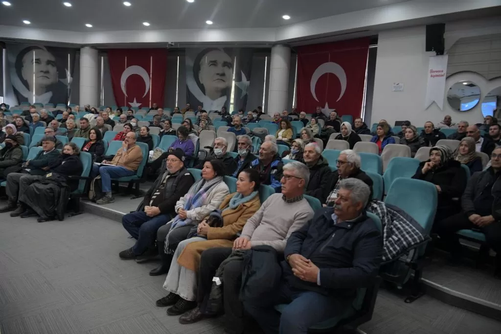 Bornova Belediyesi, tarımsal kalkınmayı desteklemek amacıyla her yıl düzenlediği ücretsiz arıcılık eğitimlerine bu yıl da devam ediyor. 