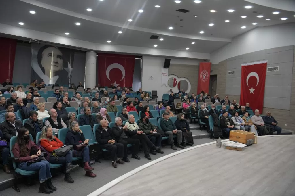 Bornova Belediyesi, tarımsal kalkınmayı desteklemek amacıyla her yıl düzenlediği ücretsiz arıcılık eğitimlerine bu yıl da devam ediyor. 