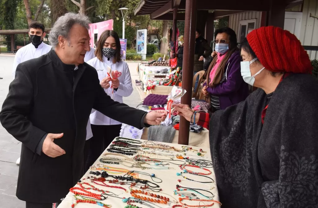  14-15 Şubat tarihlerinde Büyükpark'ta gerçekleşecek Hediyelik Eşya Günleri'nde el yapımı takılar, ahşap boyama ürünler ve aksesuarlar satışa sunulacak. 