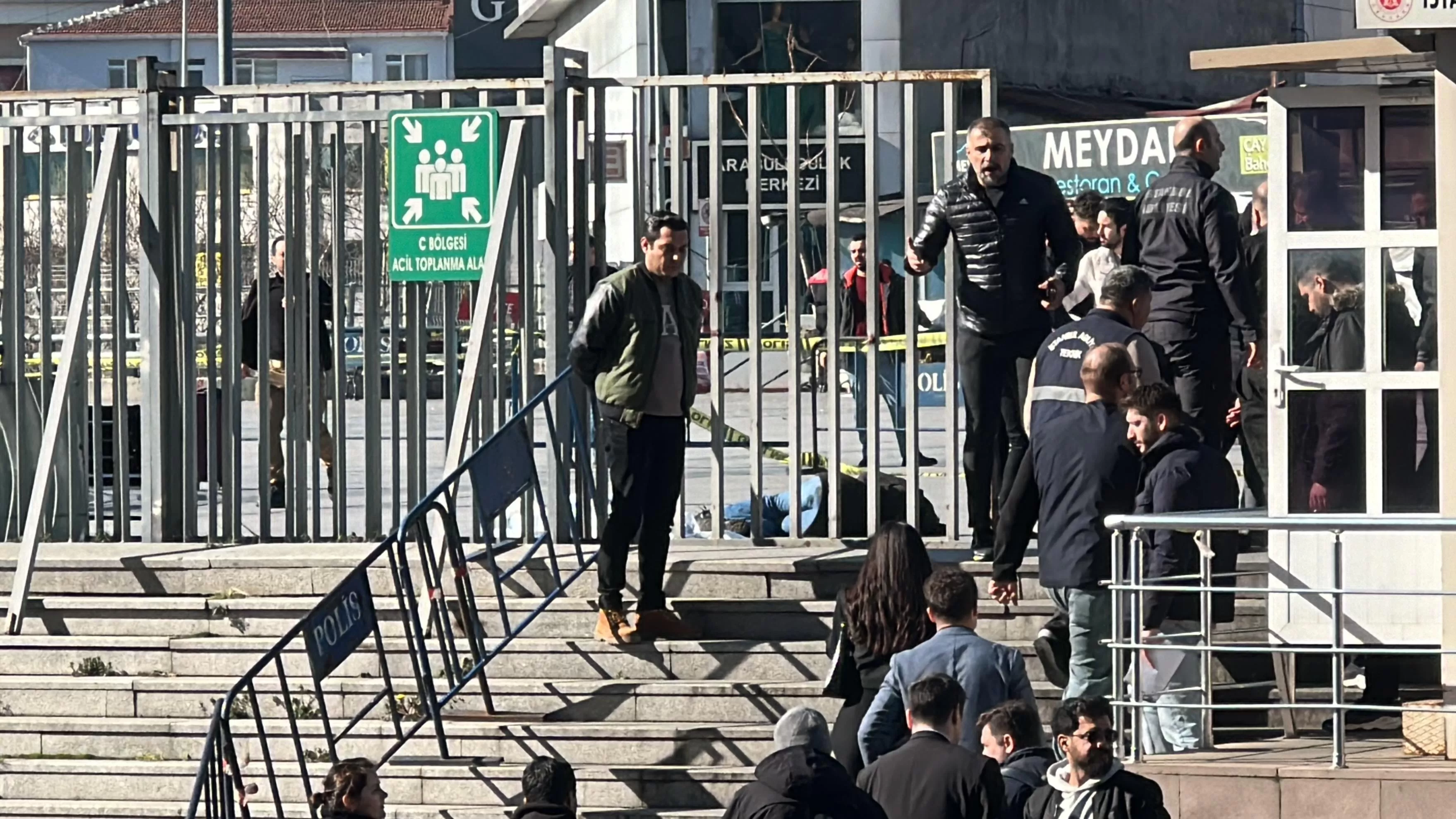 İstanbul Çağlayan Adliyesi'ne DHKP-C'li teröristler tarafından silahlı saldırı düzenlendi. Saldırıda 3'ü polis, 6 kişi yaralandı. Yaralılardan biri hayatını kaybetti.