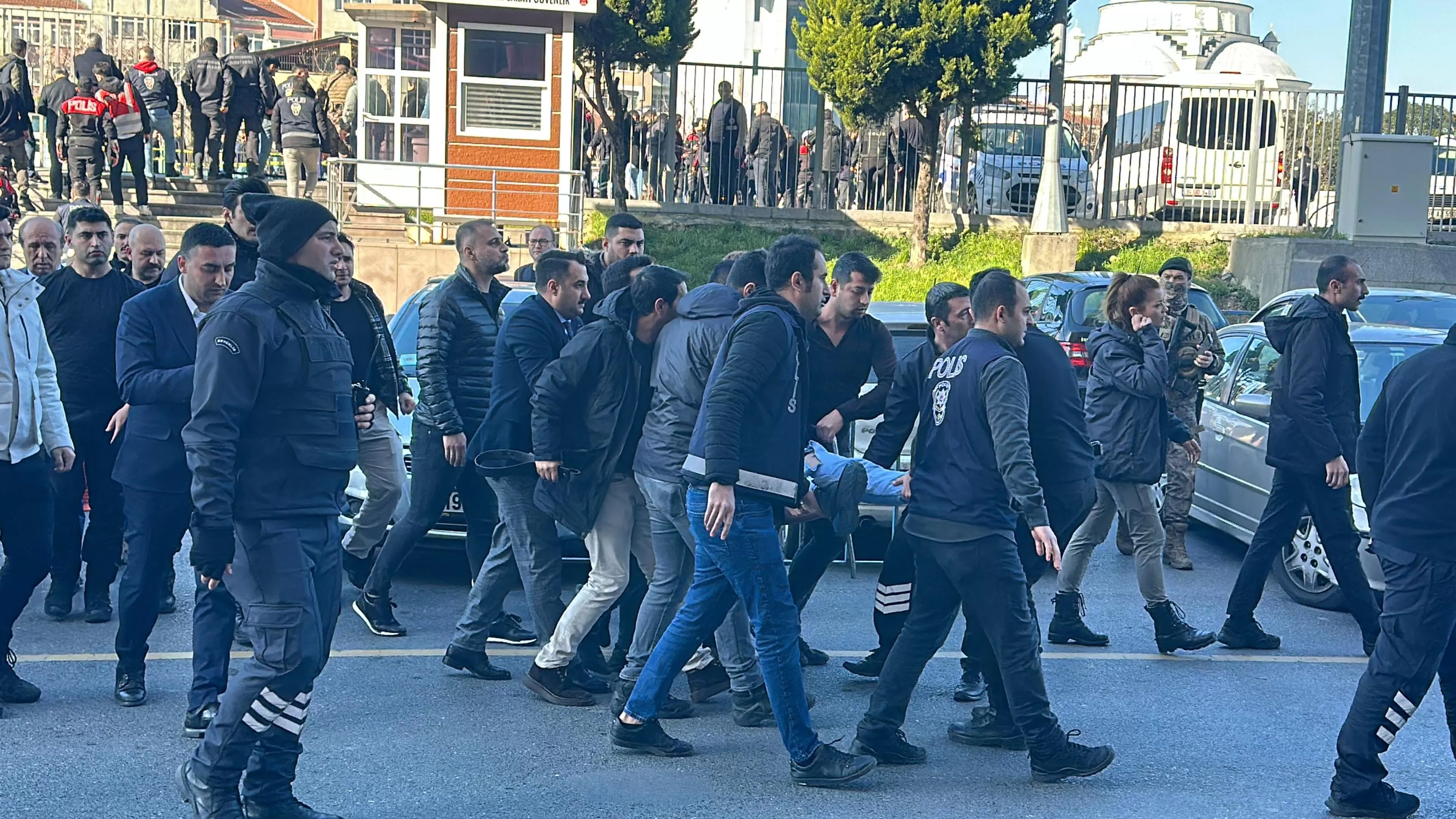 İstanbul Çağlayan Adliyesi'ne DHKP-C'li teröristler tarafından silahlı saldırı düzenlendi. Saldırıda 3'ü polis, 6 kişi yaralandı. Yaralılardan biri hayatını kaybetti.