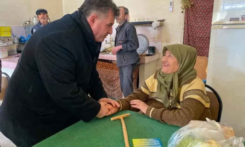 Bergama Belediye Başkanı Adayı Dr. Sadık Doğruer, Göçbeyli pazarında esnafları ziyaret ederek hayırlı işler diledi. 