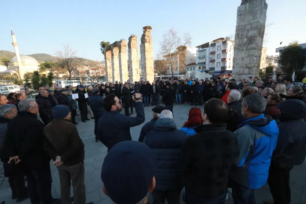 Efes Selçuk Belediye Başkanı Filiz Ceritoğlu Sengel de anayasanın önemini vurgulayarak, "Hukuka sahip çıkacağız. Ama bir arada hukuka sahip çıkanlar önce birbirine sahip çıkmayı bilecekler" dedi.