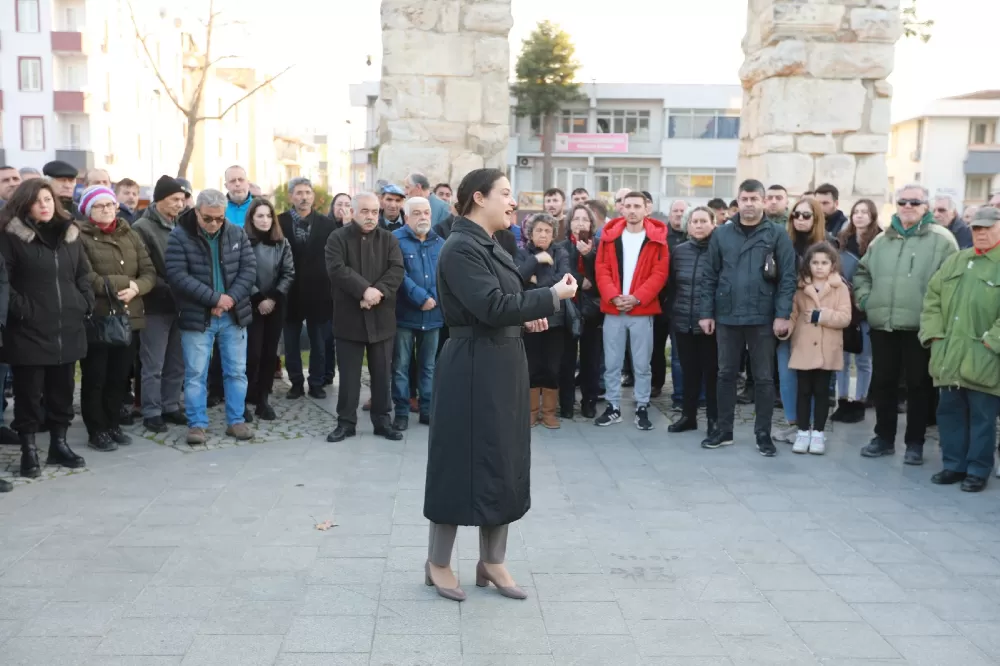 Efes Selçuk Belediye Başkanı Filiz Ceritoğlu Sengel de anayasanın önemini vurgulayarak, "Hukuka sahip çıkacağız. Ama bir arada hukuka sahip çıkanlar önce birbirine sahip çıkmayı bilecekler" dedi.