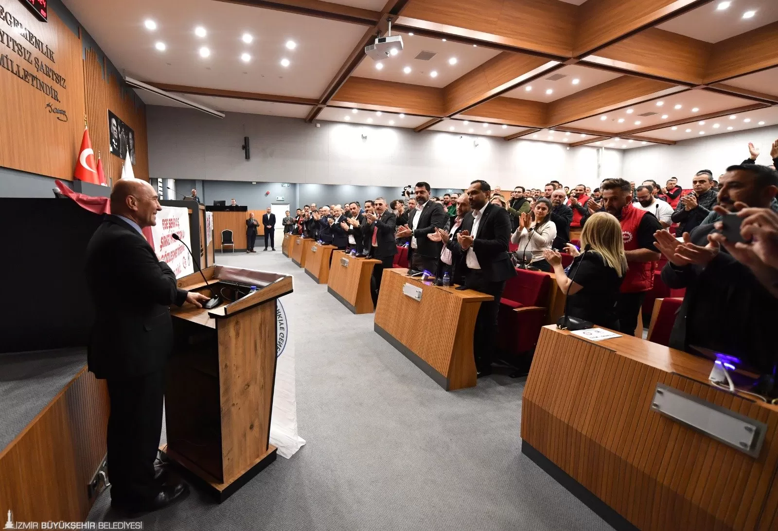 Egeşehir A.Ş.'de 27 işçiyi kapsayan ilk toplu iş sözleşmesi imzalandı. İzmir Büyükşehir Belediyesi bünyesindeki tüm şirketlerde sendika örgütlenmesi tamamlanmış oldu.