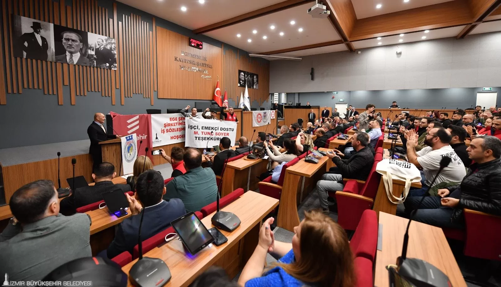 Egeşehir A.Ş.'de 27 işçiyi kapsayan ilk toplu iş sözleşmesi imzalandı. İzmir Büyükşehir Belediyesi bünyesindeki tüm şirketlerde sendika örgütlenmesi tamamlanmış oldu.