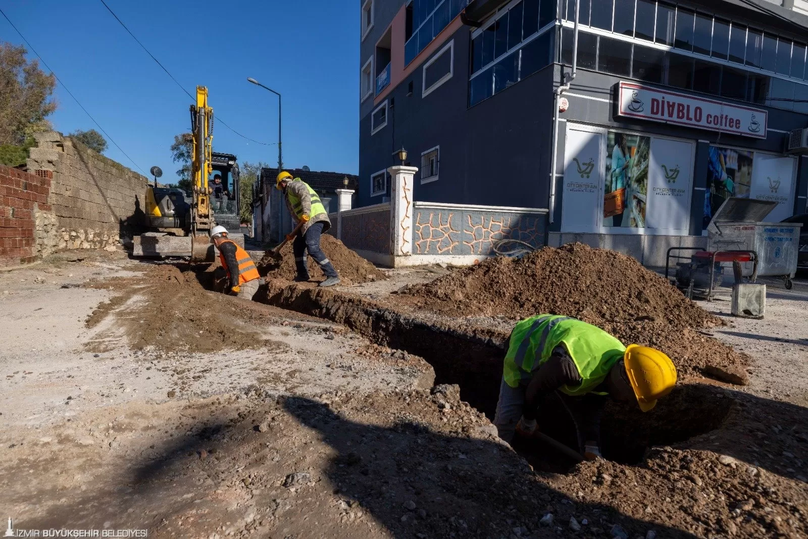 İzmir Büyükşehir Belediyesi İZSU Genel Müdürlüğü, Menemen ve Foça'da 270 milyon liralık yatırımla içme suyu hatlarını yeniliyor. 