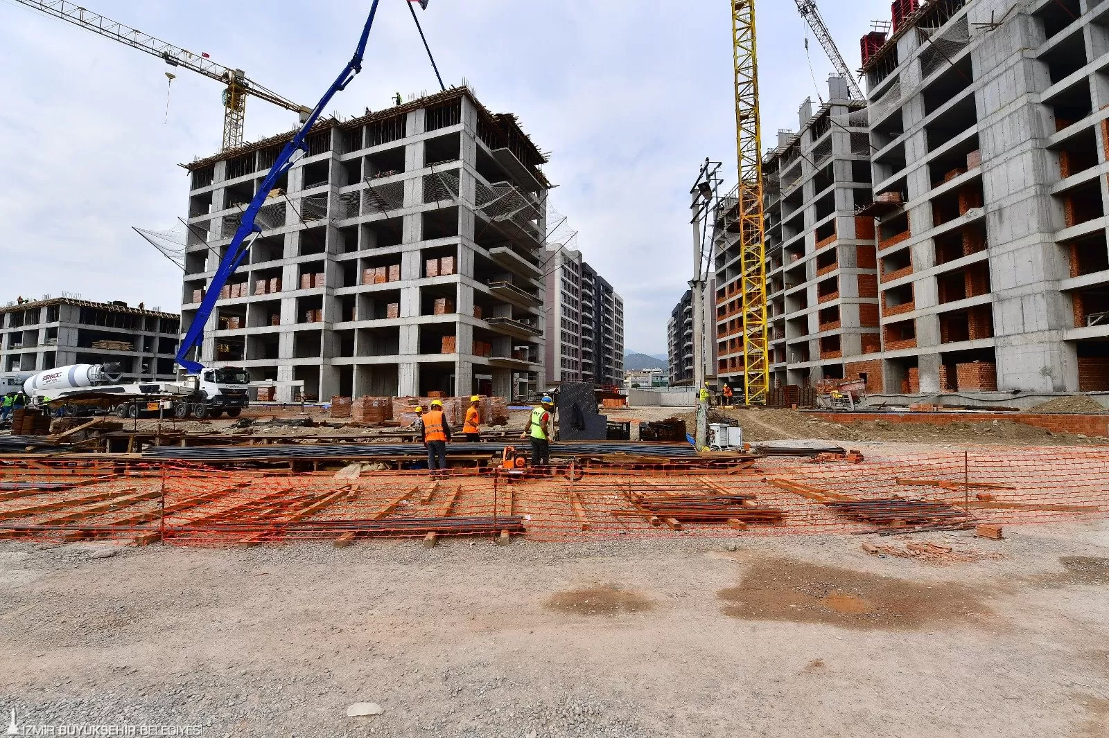 İzmir Büyükşehir Belediyesi, Tunç Soyer'in "Dirençli Kent" vizyonu doğrultusunda kentsel dönüşüm çalışmalarını aralıksız sürdürüyor.