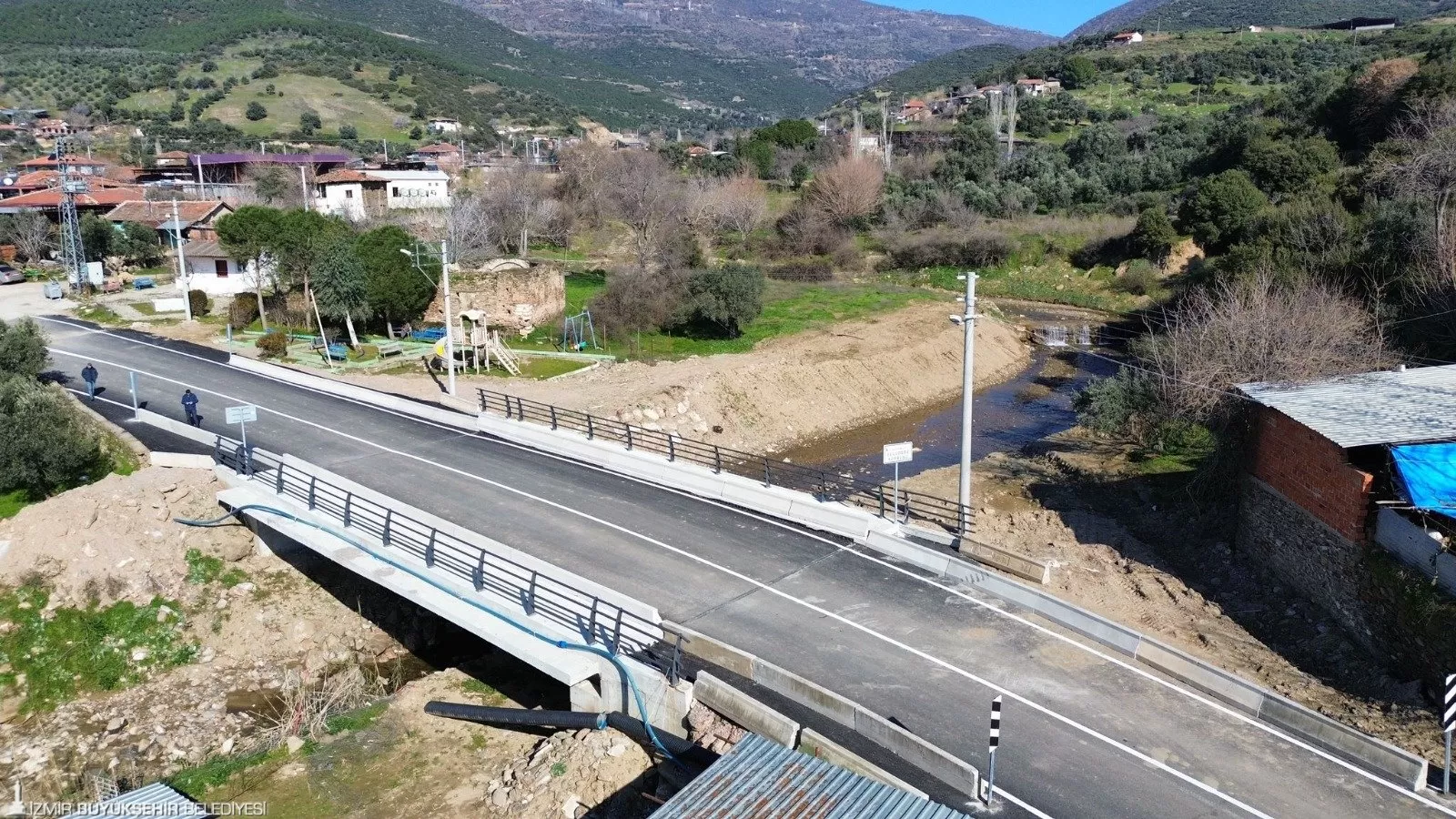 İzmir Büyükşehir Belediyesi, "dirençli kent" hedefi doğrultusunda 26 ilçede 900 milyon TL yatırımla 78 köprü ve menfez tamamladı.