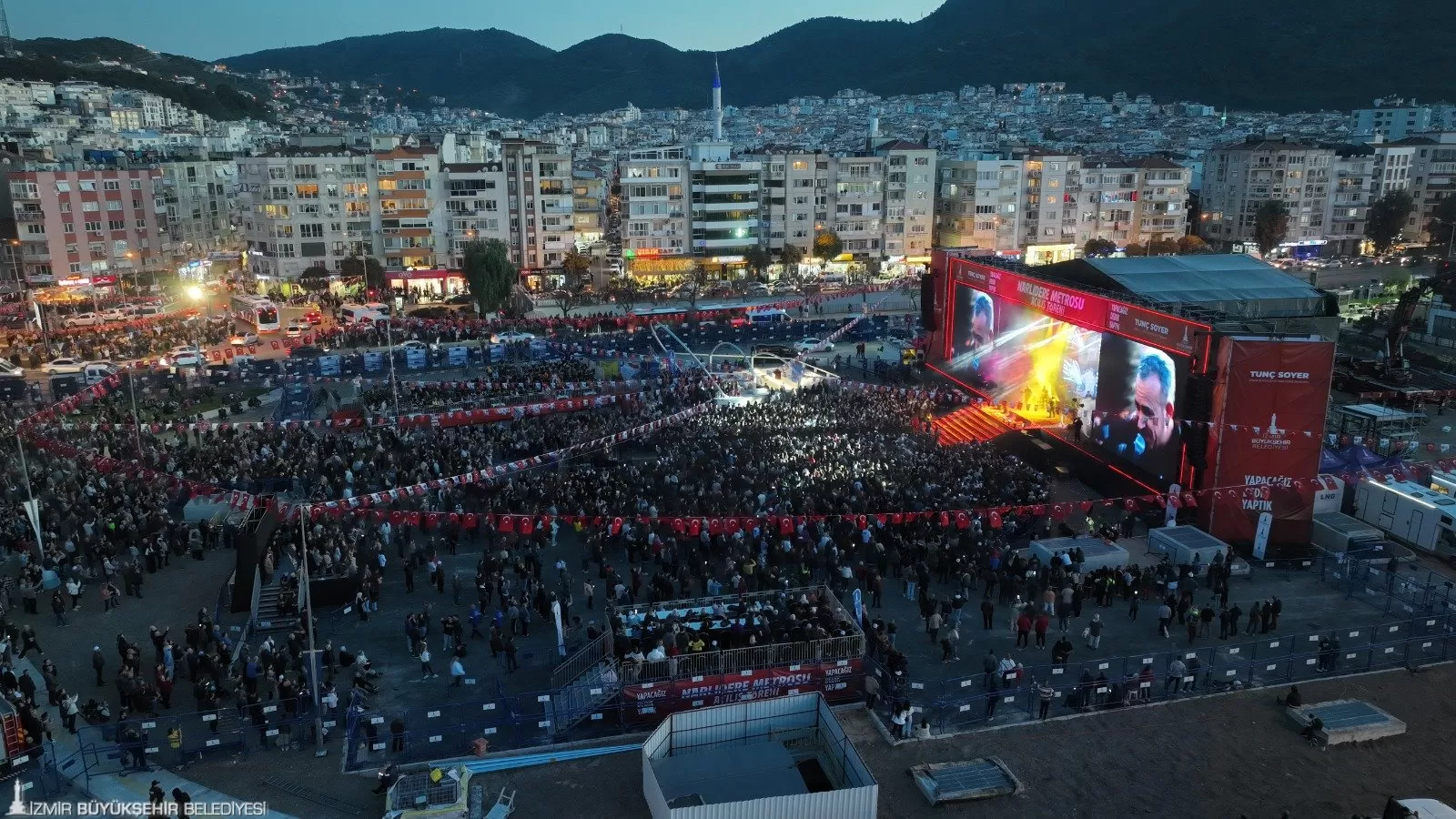 İzmir'de Fahrettin Altay-Narlıdere Metrosu'nun açılışı coşkuyla gerçekleşti. DJ Ersin ve Haluk Levent konserleriyle binlerce İzmirli eğlendi.