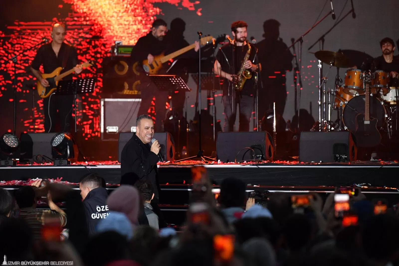 İzmir'de Fahrettin Altay-Narlıdere Metrosu'nun açılışı coşkuyla gerçekleşti. DJ Ersin ve Haluk Levent konserleriyle binlerce İzmirli eğlendi.