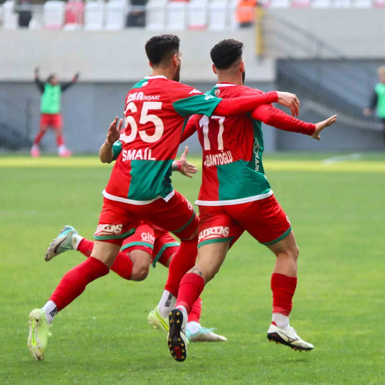 TFF 3. Lig 2. Grup 20. haftasında Karşıyaka, Alsancak Mustafa Denizli Stadyumu'nda konuk ettiği Batman Petrolspor'a 5-1 mağlup oldu.