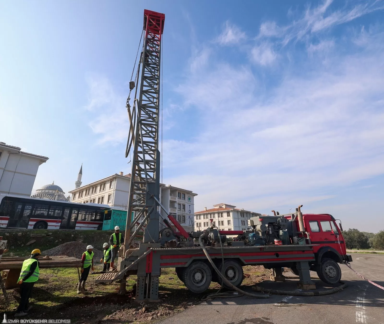 Kınık'ın 6 merkez mahallesinde artan nüfus ve azalan yer altı suları nedeniyle İZSU tarafından 3 yeni sondaj kuyusu devreye alınıyor. 