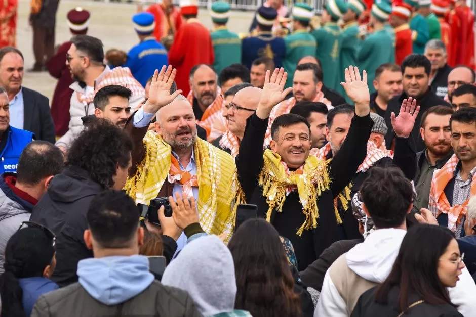 Menemen Belediyesi ev sahipliğinde düzenlenen 11. Geleneksel Türkelli Folklorik Deve Gösterisi, 7'den 70'e binlerce vatandaşın katılımıyla gerçekleşti.