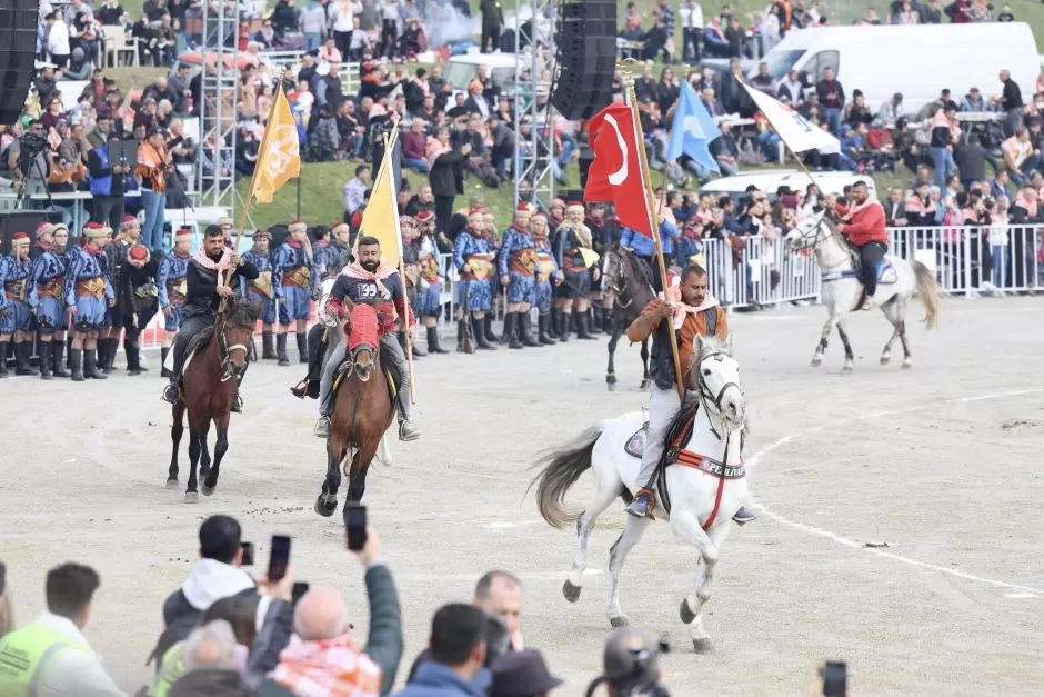 Menemen Belediyesi ev sahipliğinde düzenlenen 11. Geleneksel Türkelli Folklorik Deve Gösterisi, 7'den 70'e binlerce vatandaşın katılımıyla gerçekleşti.