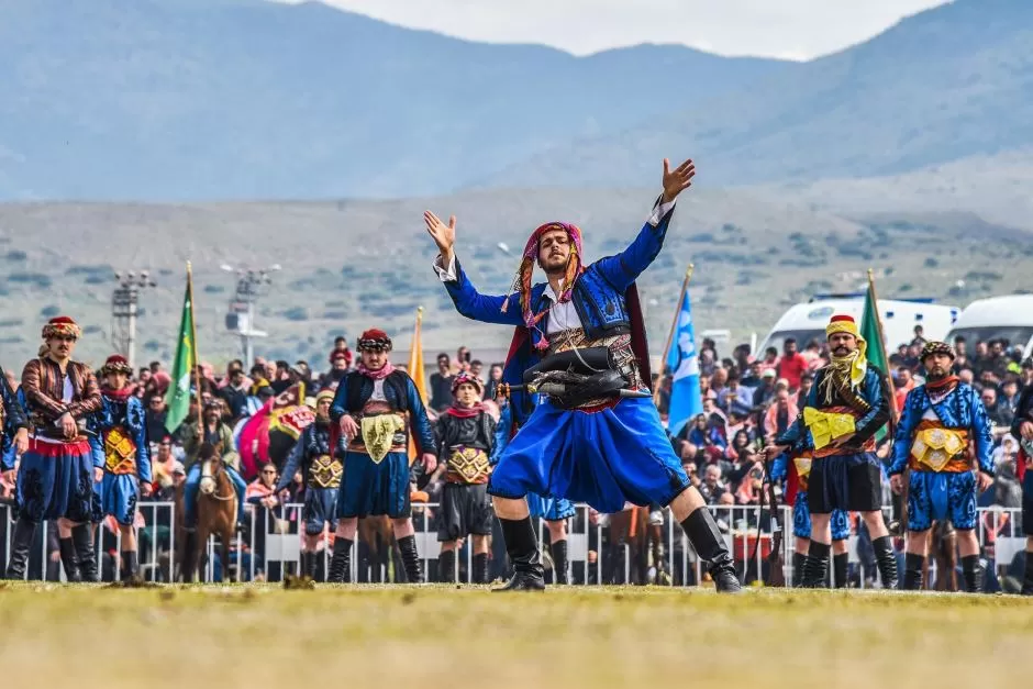 Menemen Belediyesi ev sahipliğinde düzenlenen 11. Geleneksel Türkelli Folklorik Deve Gösterisi, 7'den 70'e binlerce vatandaşın katılımıyla gerçekleşti.