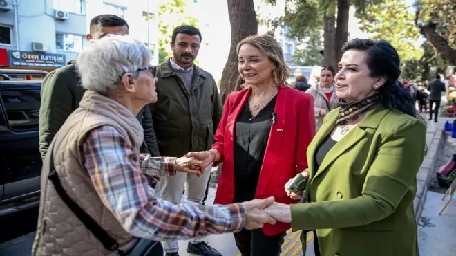 CHP Konak Belediye Başkan Adayı Nilüfer Çınarlı Mutlu, sendika ziyaretleri, basın açıklamaları, esnaf turları ve gençlerle buluşmalar gibi yoğun bir programla Konak'ta seçim çalışmalarını sürdürüyor.