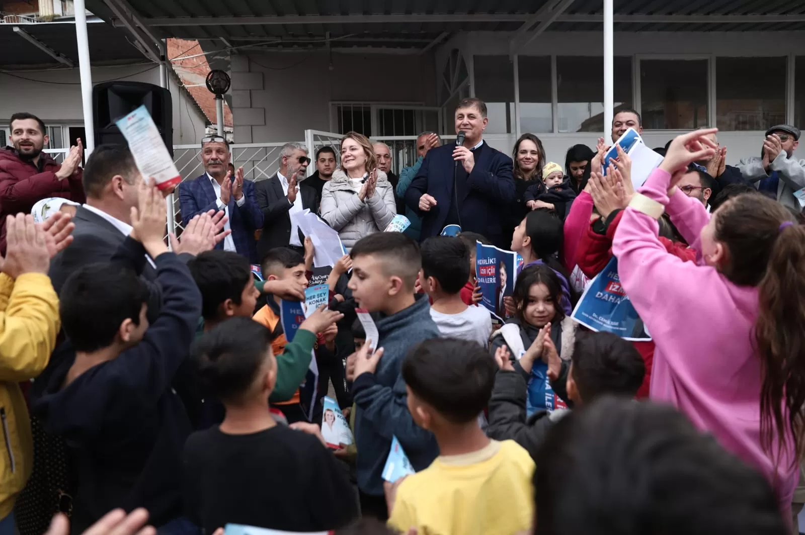 CHP Konak Belediye Başkan Adayı Nilüfer Mutlu, saha çalışmalarını Roman mahalleleri, hemşehri dernekleri ve Alsancak'ta sürdürdü.