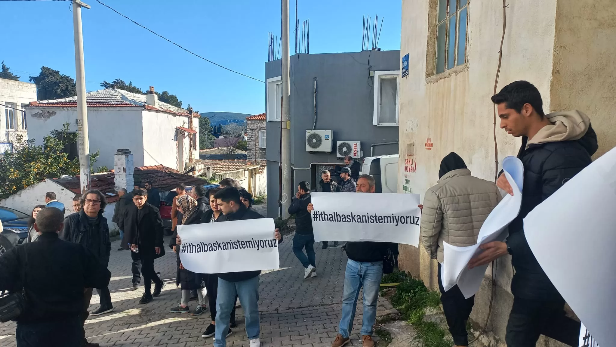 CHP’nin Karaburun adayı Nurşen Balcı, Karaburun’da seçim çalışmalarını başlatmak için gittiği ilçe binasına giremedi. Partililer, ‘ithal aday istemiyoruz’ diyerek Balcı’yı kabul etmediklerini bildirdi