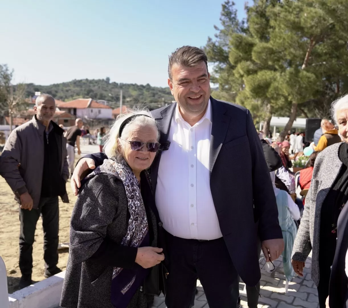 Seferihisar Belediyesi'nin Orhanlı'da inşa ettiği çok amaçlı sosyal tesis, görkemli bir törenle hizmete açıldı. 