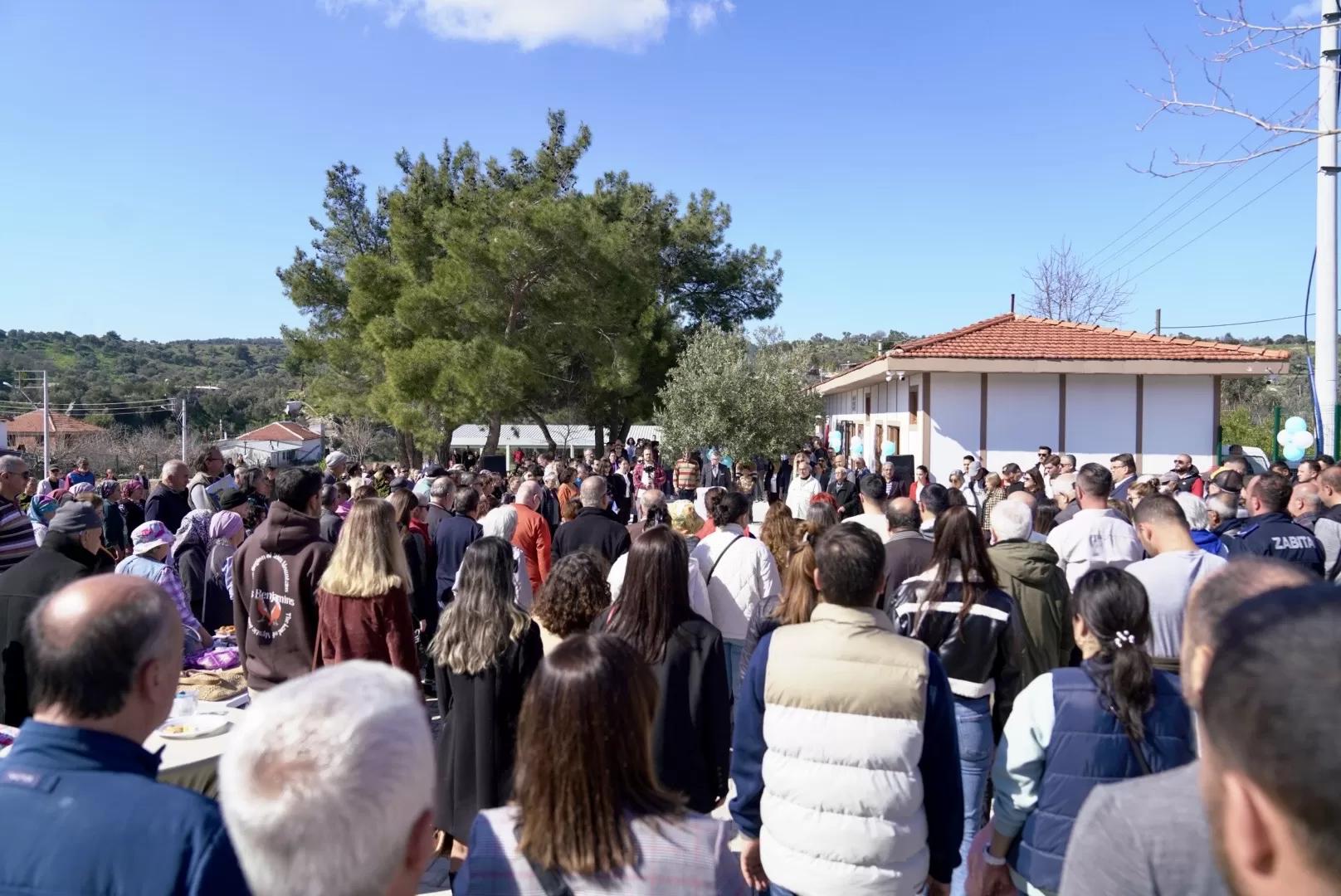 Seferihisar Belediyesi'nin Orhanlı'da inşa ettiği çok amaçlı sosyal tesis, görkemli bir törenle hizmete açıldı. 