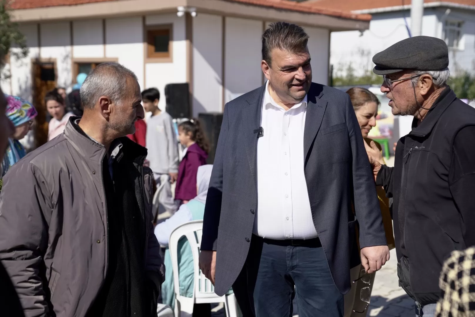 Seferihisar Belediyesi'nin Orhanlı'da inşa ettiği çok amaçlı sosyal tesis, görkemli bir törenle hizmete açıldı. 