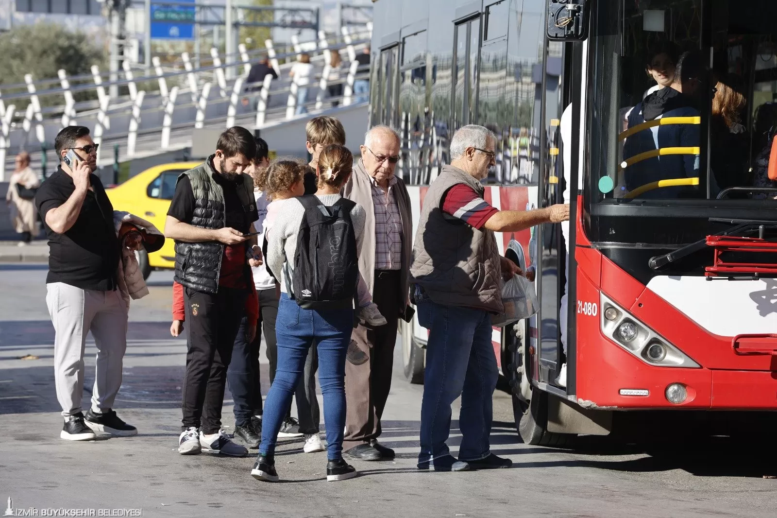 İzmir Büyükşehir Belediyesi, 6-10 Mart tarihleri arasında Fuar İzmir'de düzenlenecek üç önemli fuar için ulaşım seferlerini artırıyor.