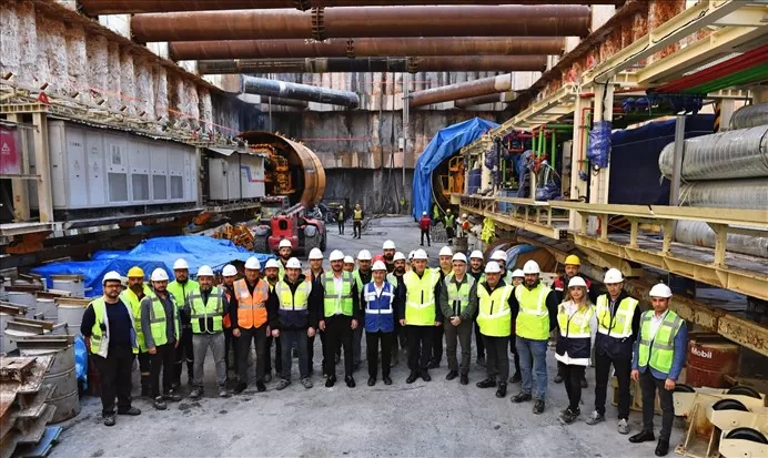 İzmir Büyükşehir Belediyesi, şehri demir ağlarla örme hedefiyle çalışmalarını sürdürüyor. Son 5 yılda 3 yeni raylı sistem hattı hizmete sunuldu ve toplam metro ve tramvay ağı 60 kilometreye ulaştı.