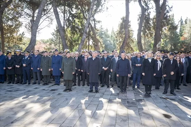 İzmir Büyükşehir Belediye Başkanı Tunç Soyer, 18 Mart Şehitleri Anma Günü ve Çanakkale Deniz Zaferi'nin 109. yıl dönümü nedeniyle Kadifekale Şehitliği'nde düzenlenen törene katıldı.