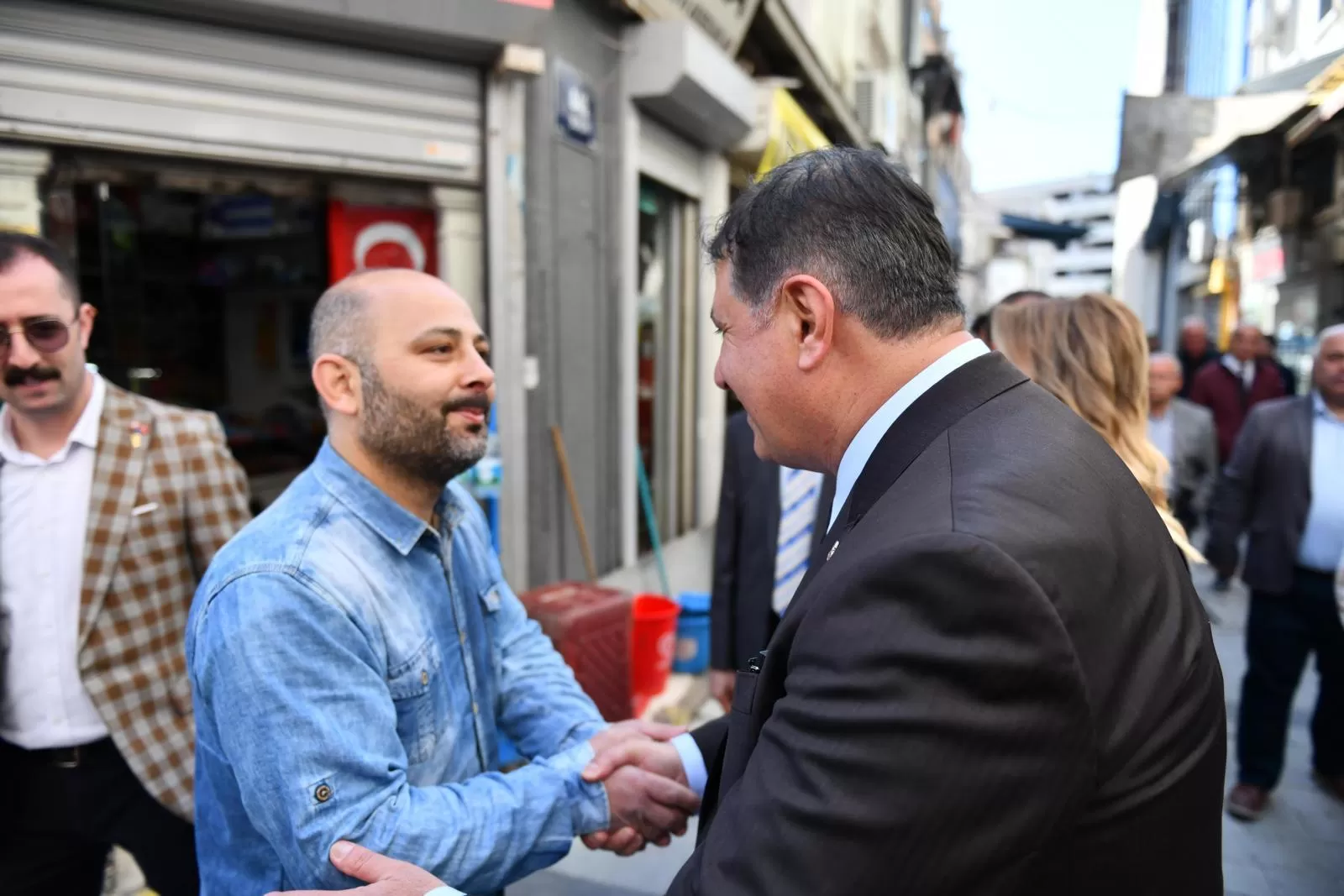 Cemil Tugay, tarihi Kemeraltı Çarşısı'nı ziyaret ederek esnaf ve vatandaşlarla buluştu. Seçimlerin önemini vurgulayan Tugay, "Sandığa gitme vakti!" çağrısı yaptı.