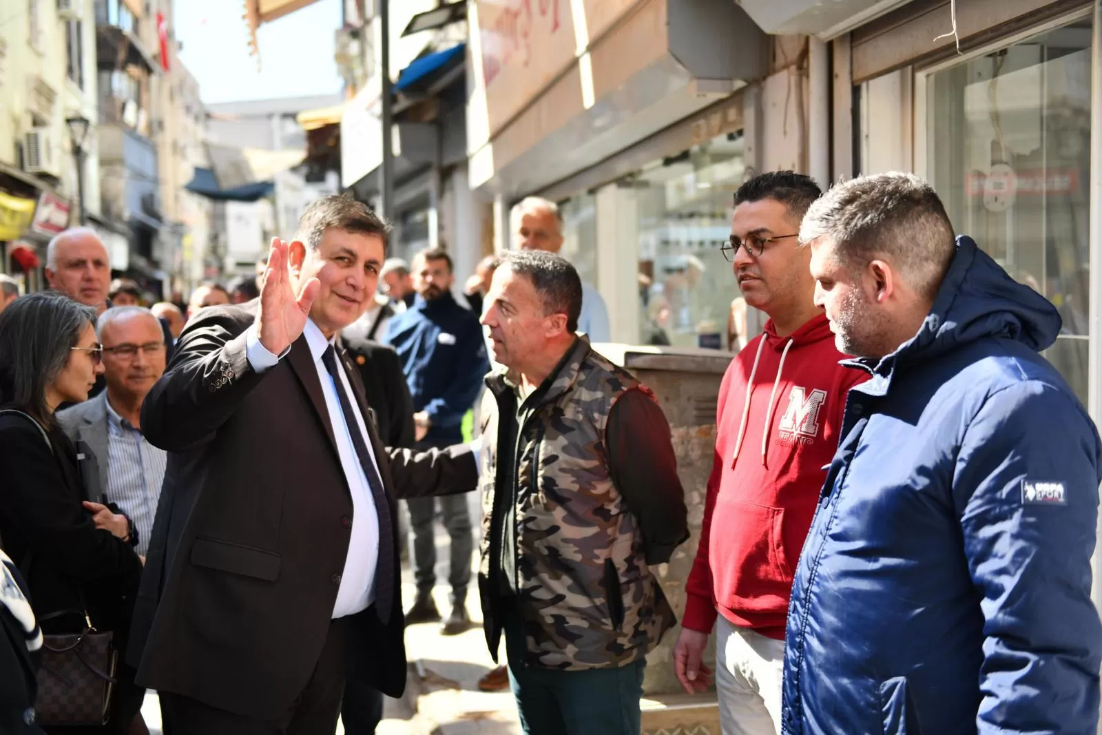 Cemil Tugay, tarihi Kemeraltı Çarşısı'nı ziyaret ederek esnaf ve vatandaşlarla buluştu. Seçimlerin önemini vurgulayan Tugay, "Sandığa gitme vakti!" çağrısı yaptı.