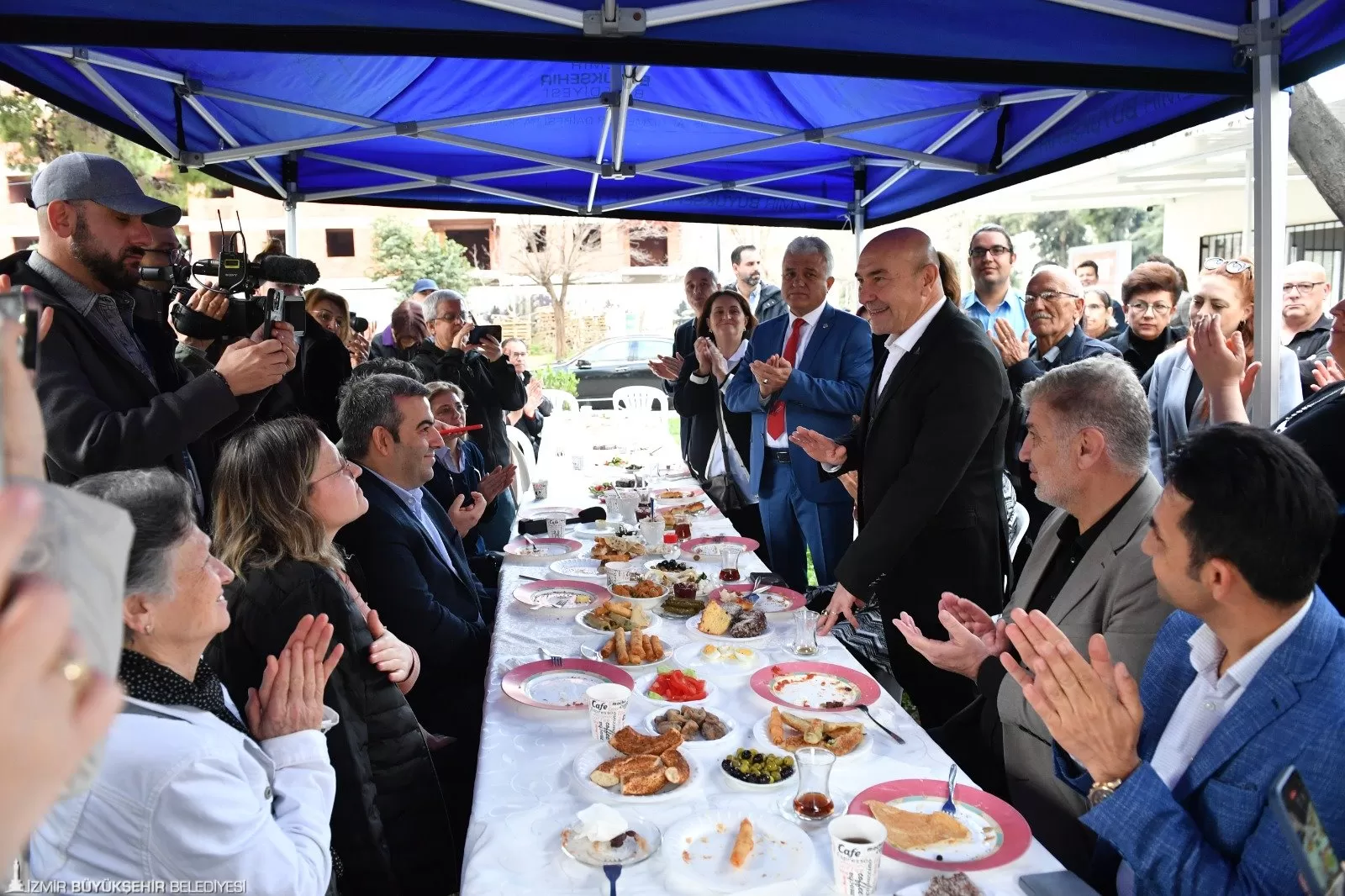 İzmir Büyükşehir Belediye Başkanı Tunç Soyer, 30 Ekim İzmir depreminin mağdurlarıyla kahvaltıda bir araya geldi.