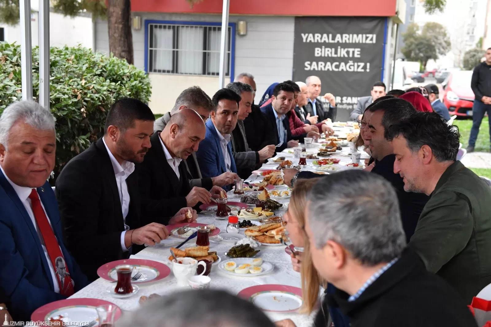 İzmir Büyükşehir Belediye Başkanı Tunç Soyer, 30 Ekim İzmir depreminin mağdurlarıyla kahvaltıda bir araya geldi.