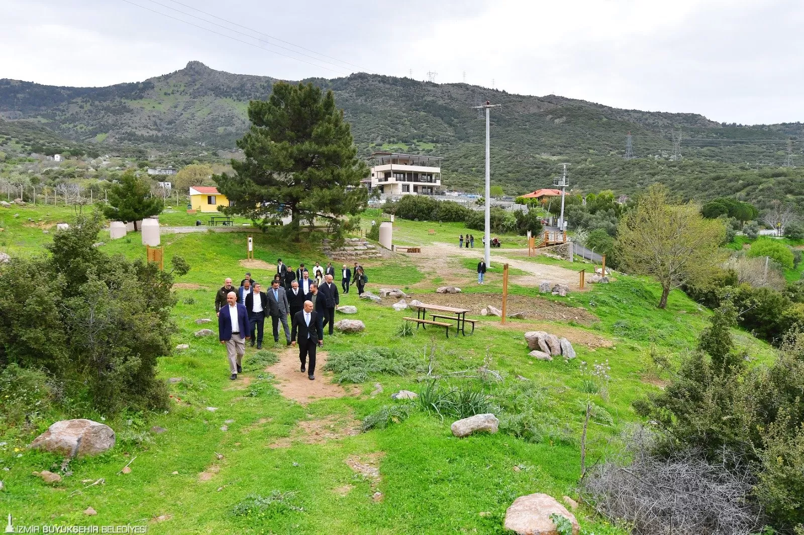 İzmir Büyükşehir Belediyesi, İzmirlilerin doğayla buluşma noktası olacak 7. Yaşayan Parkı Kovankayası'nı hizmete açtı. 