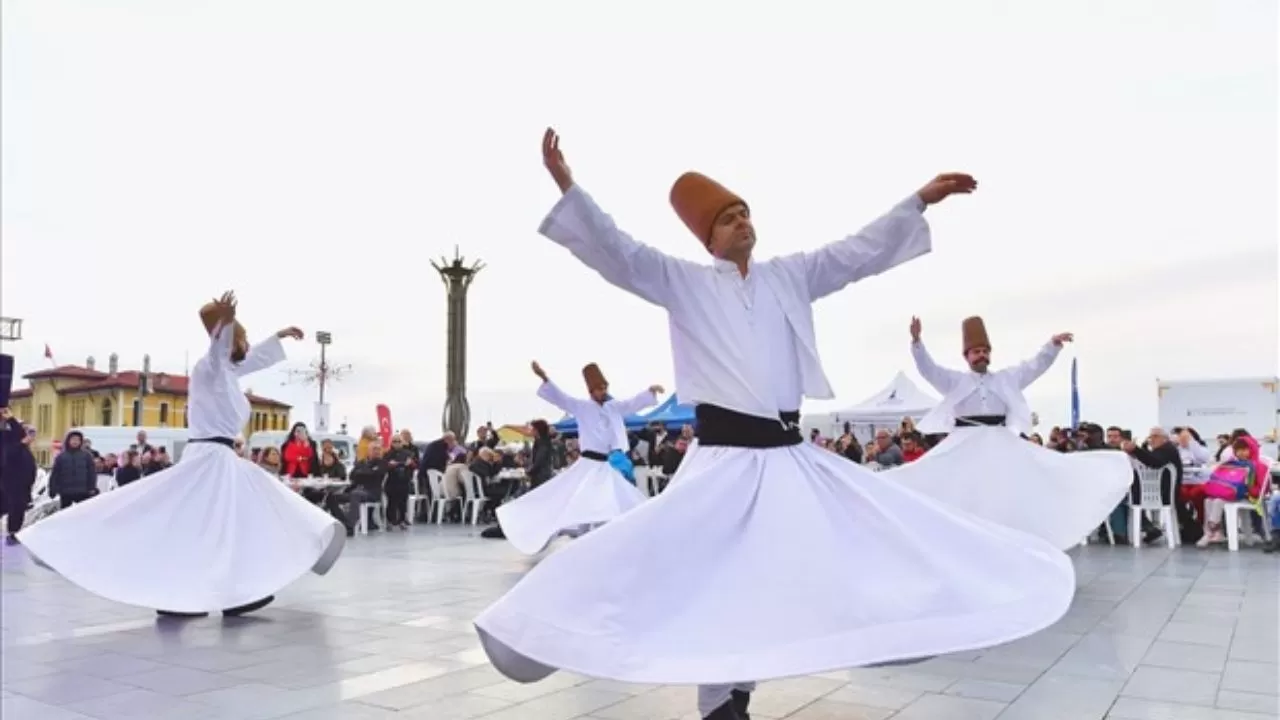 İzmir'de Cumhuriyet Meydanı'nda 2 Bin 500 Kişilik İftar Sofrası Kuruldu