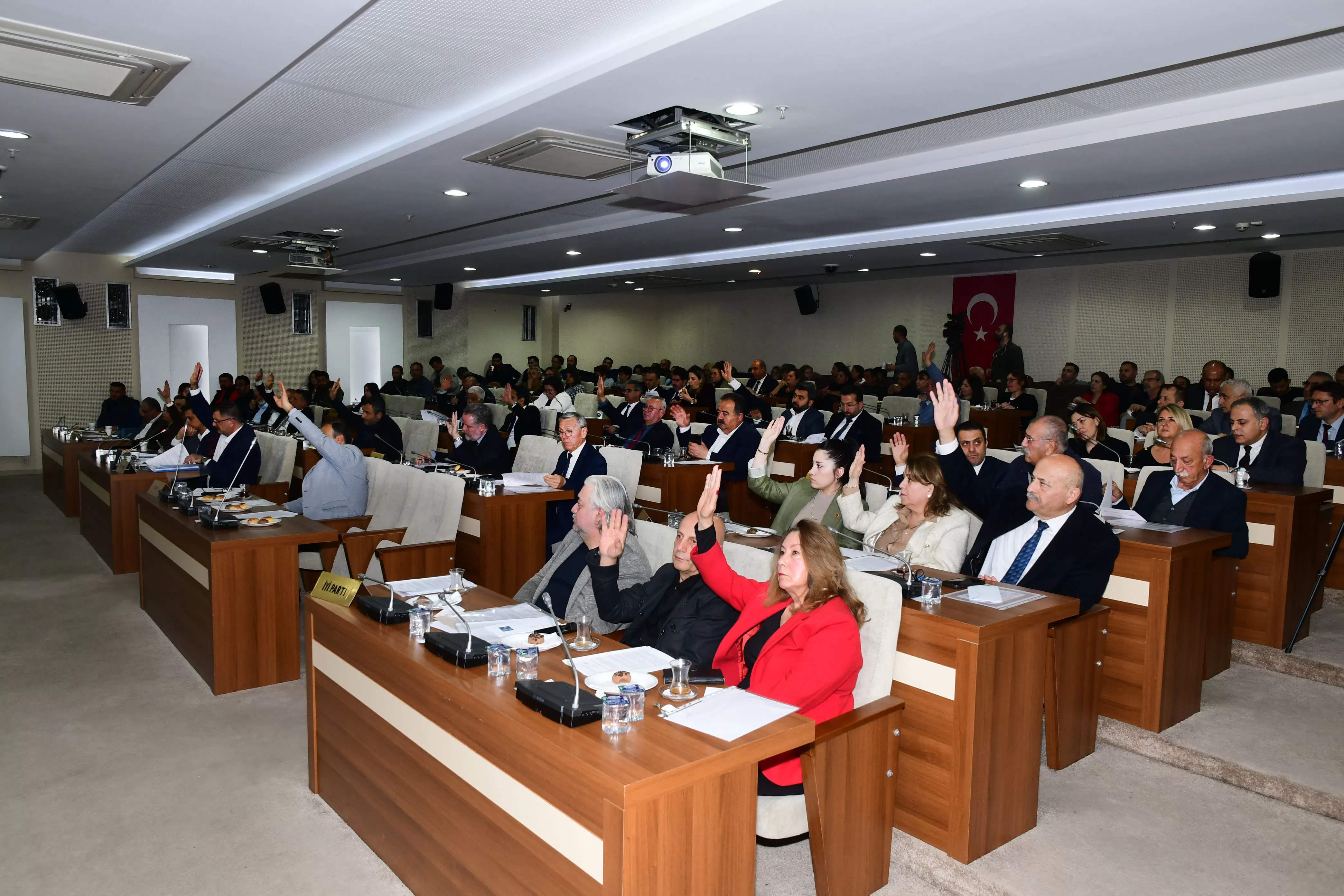 Muhittin Selvitopu, 10 yıllık görev süresi boyunca kimseyi ötekileştirmeden, her mahalleye ve sokağa eşit hizmet vermeye çalıştıklarını vurguladı.