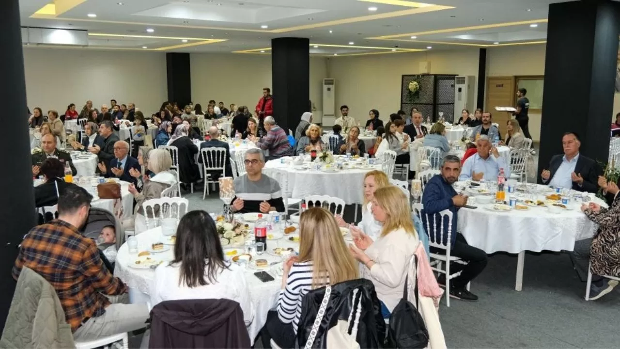 Menemen Belediye Başkanı Aydın Pehlivan, Ramazan ayının ilk iftarında şehit aileleri ve gazilerle bir araya geldi.