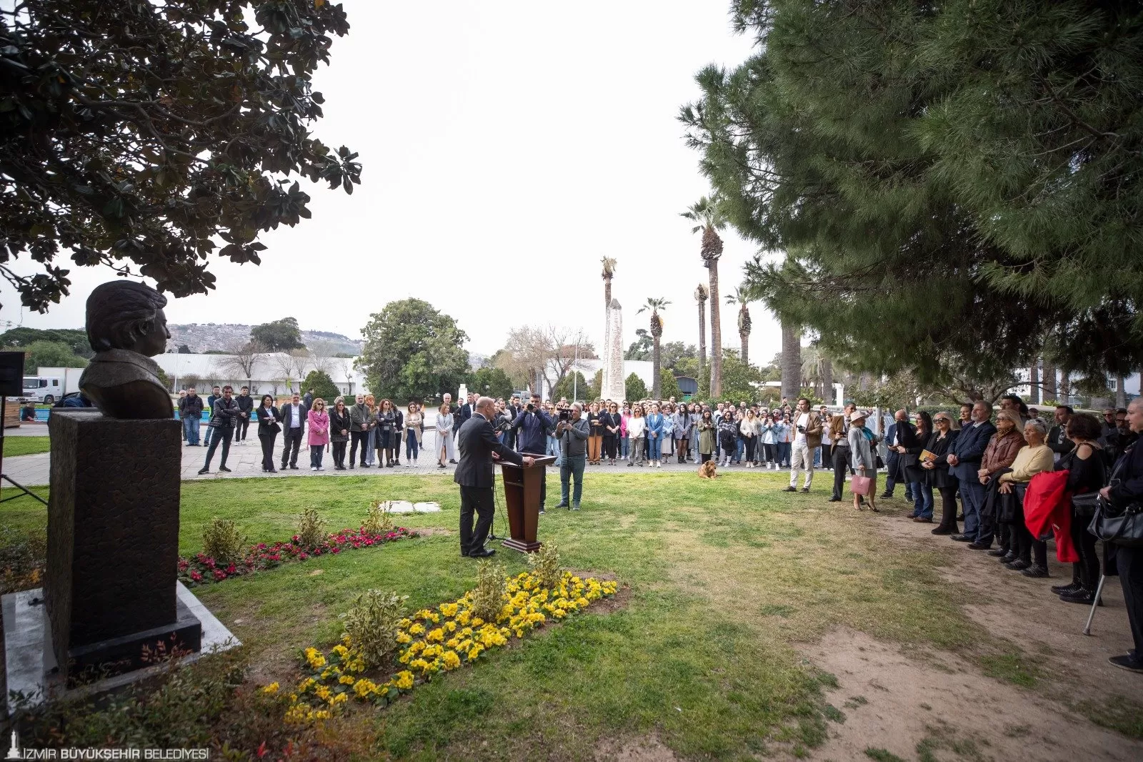 İzmir Büyükşehir Belediyesi, Türk Sanat Müziği'nin unutulmaz sesi Zeki Müren'in anısını yaşatmak için Kültürpark'ta heykelini dikti.