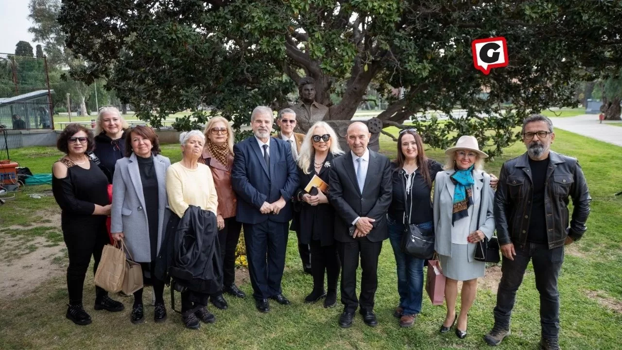 Sanat Güneşi Zeki Müren'in Heykeli İzmir Kültürpark'ta Yerini Aldı