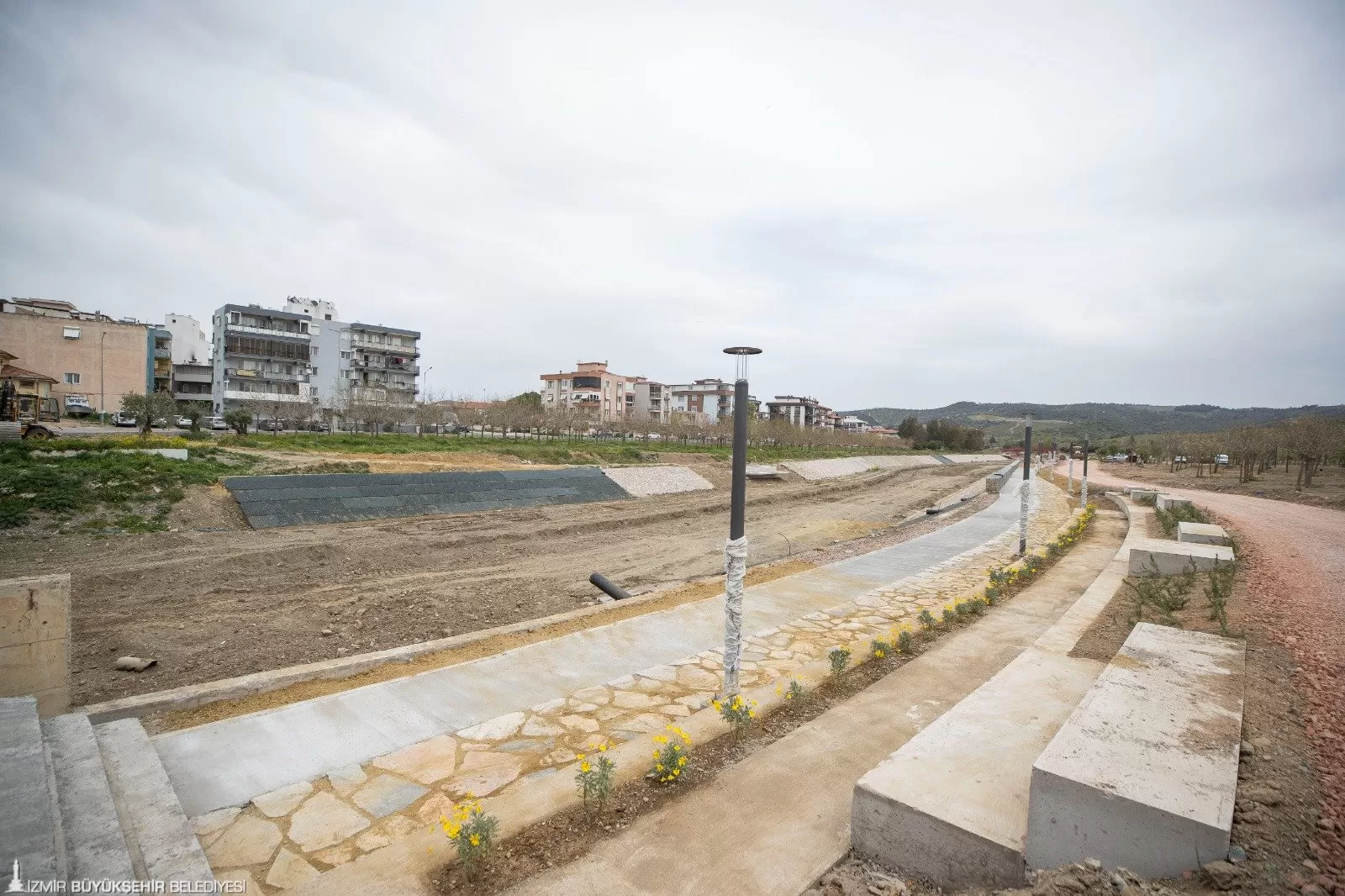 Seferihisar'ın nefes alacağı  cazibe merkezi Kocaçay Sürdürülebilir Kentsel Tasarım Alanı'nda çalışmalar devam ediyor. 88,5 milyon liralık yatırımla hayata geçirilen projenin yüzde 50'si tamamlandı