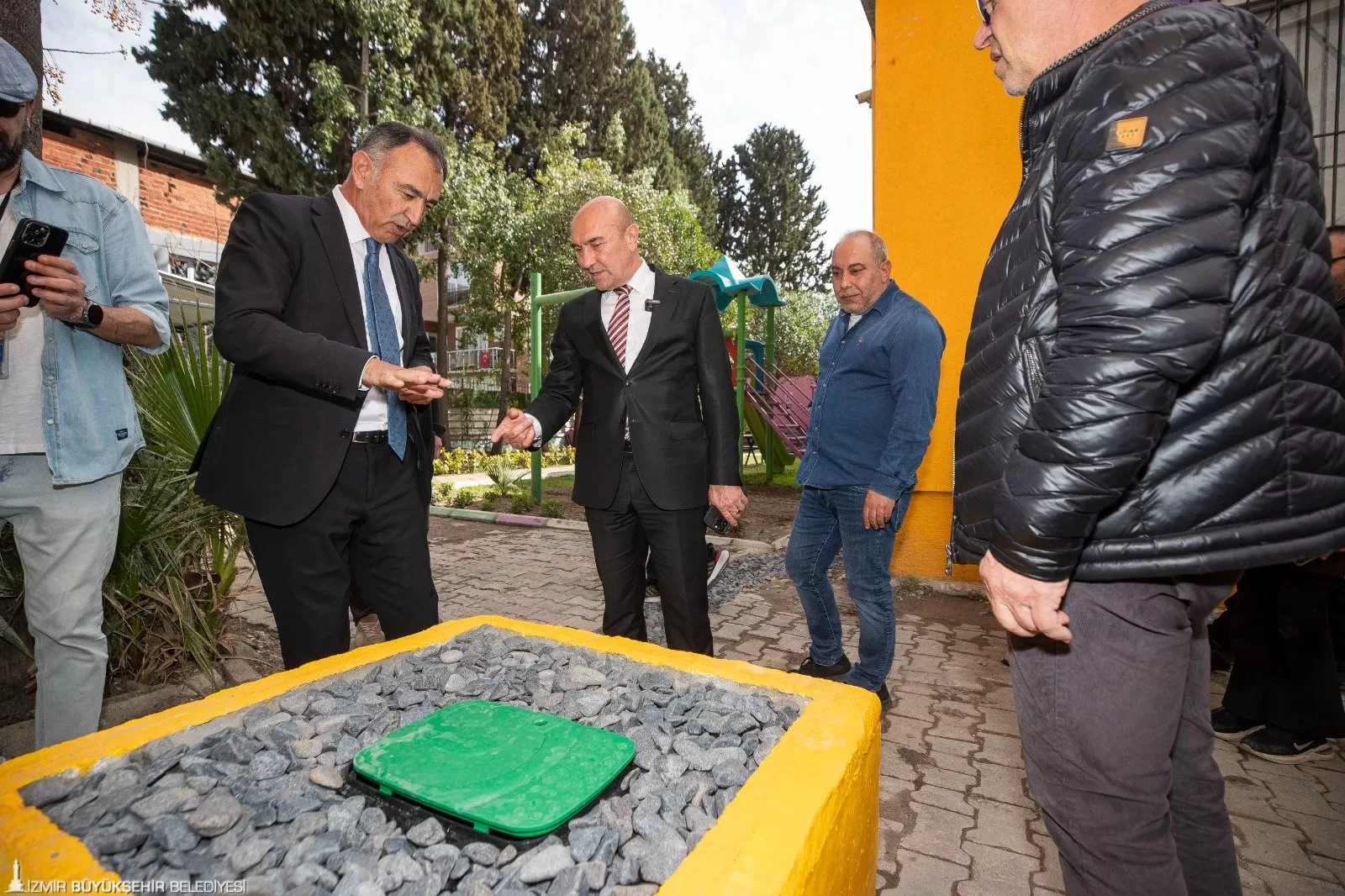 İzmir Büyükşehir Belediyesi, Bornova'daki Mediha Mahmut Bey Ortaokulu'nda Türkiye'nin ilk sünger okulu uygulamasını tamamladı.