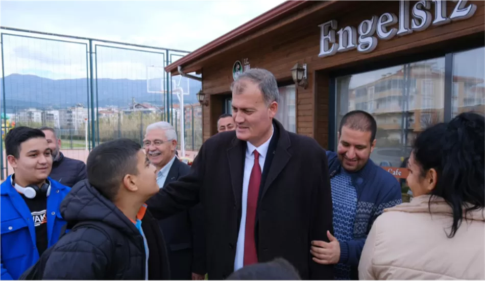 Tire Belediye Başkanı Atakan Duran'ın seçim öncesi vaatleri arasında yer alan ve 2 yıl önce hayata geçirilen "Engelsiz Kafe Projesi"nin protokolü yenilendi.